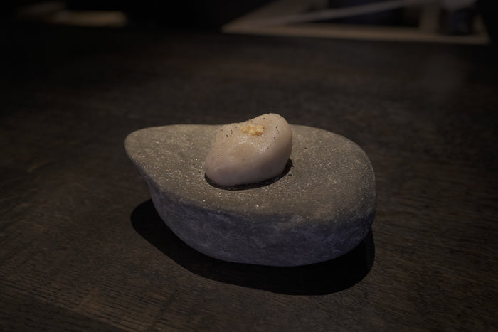 香りの現場④ ― 余韻に宿るバニラ。祇園の茶室「然美」が、菓子で描く香りのものがたり。